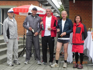 Heinz (Bildmitte) bei der Siegerehrung